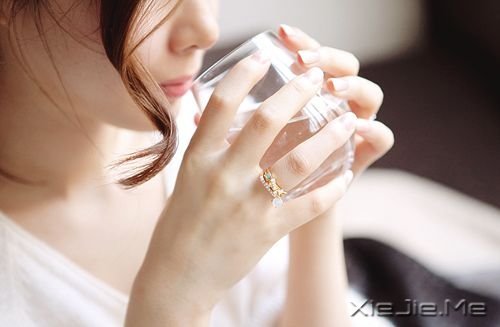 文字：你以为他给了你爱情，而他其实只是想量量你的腰围